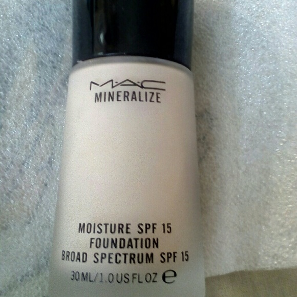 MAC Mineralize Foundation in NC20 - Picture 1 of 5